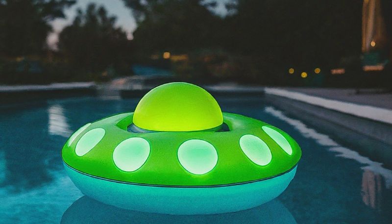 alien spaceship float