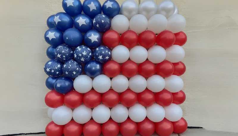 baloon wall for 4th of july pool party