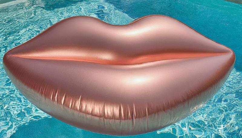 lip shaped float